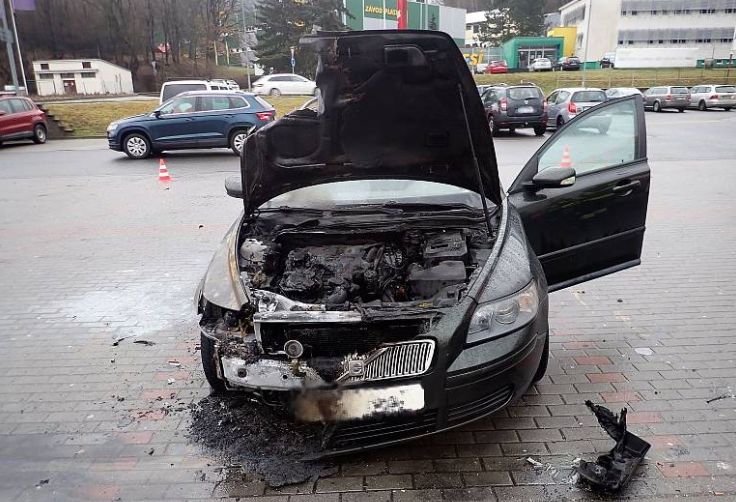 V Luhačovicích na parkovišti hořelo auto