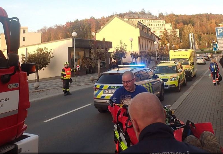 V Luhačovicích spadl muž se šesti metrů. Zlomila se pod ním deska